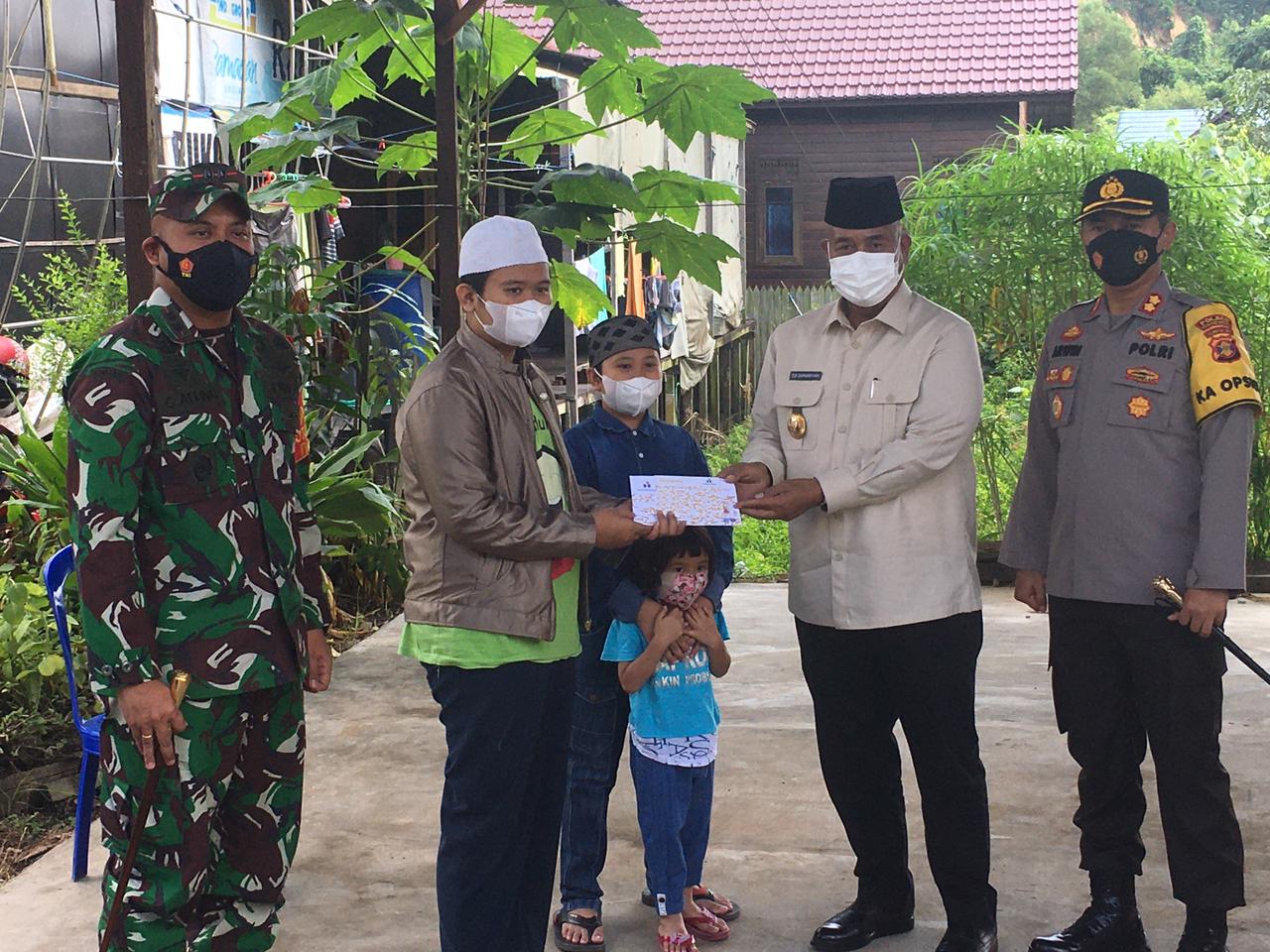 Video Call Bocah yang Adzan di Makam Ibunya di Tenggarong, Jokowi: Kiriman Bapak Sudah Sampai?