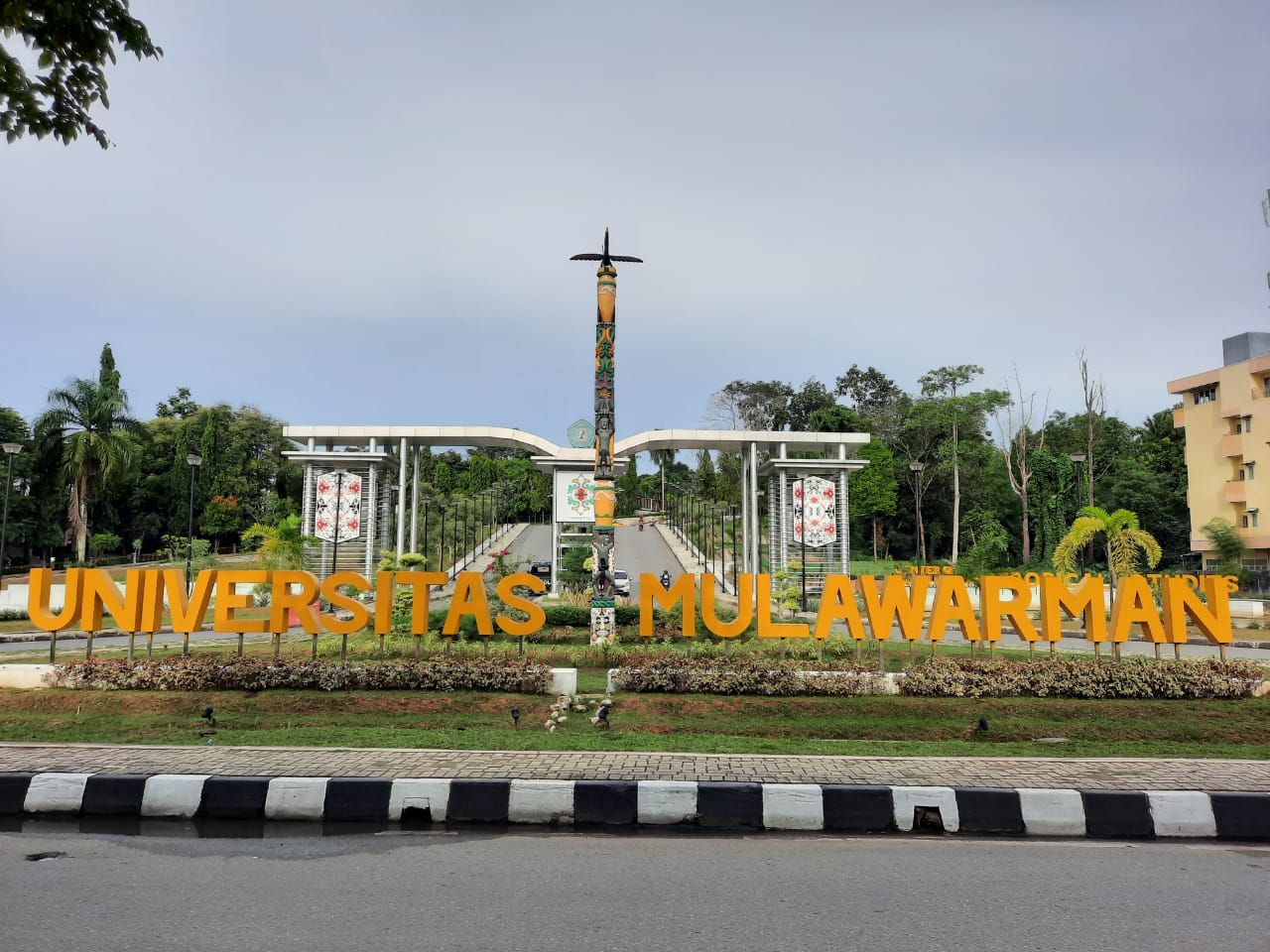 unmul-gerbang-kampus-universitas-mulawarman-di-jalan-m-yamin.jpg