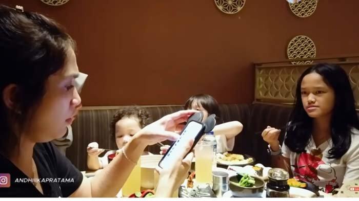 Khawatir Pacaran, Ussy Sidak Ponsel Anak Andhika Pratama hingga Kaget Ada Cowok yang Sering WA