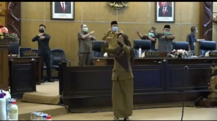viral-video-plt-bupati-dan-peserta-rapat-paripurna-dprd-goyang-penguin-ini-sejumlah-faktanya.jpg