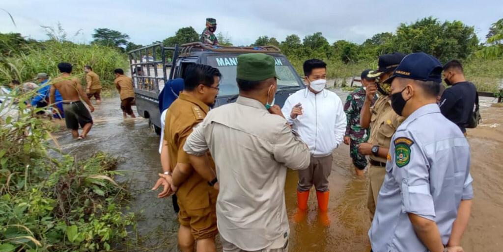 Turun Langsung ke Lapangan, Wabup Kukar Tinjau Banjir di Kecamatan Kenohan
