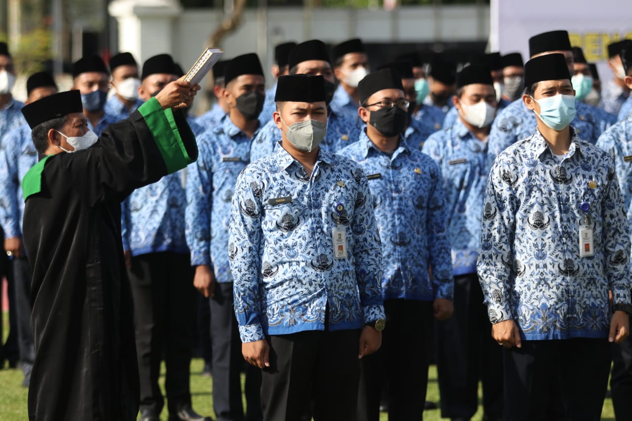 walikota-balikpapan-rahmad-masud-mengambil-sumpah-dan-janji-pegawai-negeri-sipil-pns.jpg