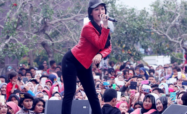 Zaskia Gotik Digendong Menuju Panggung, Netizen Berkomentar Pedas