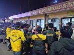 01062023-Sejumlah-ojol-dan-keluarga-korban-mengawal-oknum-ojol.jpg