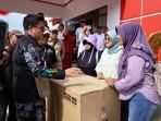 01102025_Wabup_Kukar_Rendi_serahkan_bantuan_di_Sungai_PayangJPG.jpg