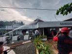 04062023-Tim-pemadam-kebakaran-gabungan-tengah-melakukan-pemadaman-1.jpg