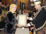 051023_pemberian_gelar_dari_kesultanan.jpg