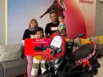 10151012_Pelanggan-Telkomsel-di-Muara-Wahau-menang-hadiah-motor-dari-Telkomsel.jpg