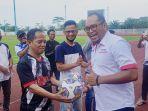 20230522_Wabup-Kutim-Kasmidi-Bulang-hadiri-pembukaan-turnamen-sepak-bola-U-40.jpg
