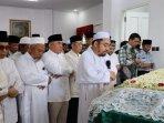 20230525_proses-salat-jenazah-Norbaiti-Istri-Isran-Noor.jpg