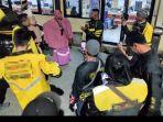 20230602_Sejumlah-ojol-dan-keluarga-korban-mengawal-oknum-ojol-berinisial-AJ.jpg