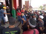 20230728_Pendukung-Guru-Sekumpul-Datangi-Polresta.jpg