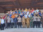 20230929_Wabup-Mahulu-Yohanes-Avun-foto-bersama-peserta-apel-simulasi-Sispamkota.jpg