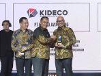 20231003_Direktur-Utama-Kideco-M-Kurnia-Ariawan-menerima-Thropy-Penghargaan-Subroto-Award-2023.jpg