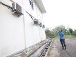 20231019_pekerja-perlihatkan-unit-luar-pendingin-ruangan-penyok.jpg