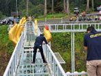 20231027_Tim-labfor-Polda-Jateng-saat-memeriksa-kondisi-jembatan-kaca.jpg