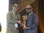 20231108_Chairman-of-ASRRAT-Jury-Committee-2023-menyerahkan-penghargaan.jpg