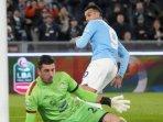 20231203_Striker-Lazio-Pedro-Rodriguez-mengecoh-kiper-Simone-Scuffet.jpg