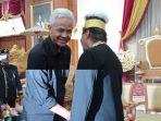 20231206-Ganjar-Pranowo-saat-bersilahturahmi-ke-Sultan-Kutai-Kartanegara-Ing-Martadipura.jpg