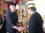 20231206_Ganjar-Pranowo-pakai-songkok-dan-pegang-mandau.jpg