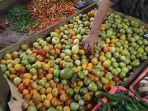 20231213_Pedagang-tomat-di-Pasar-Sanggam-Adji-Dilayas-Berau.jpg