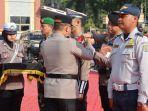 20231221_Kapolres-Paser-AKBP-Kade-Budiyarta-saat-menyematkan-pita.jpg