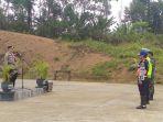 20231227_Kapolres-Mahulu-AKBP-Anthony-Rybok-saat-memimpin-upacara-pengawalan-Nataru.jpg