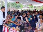 20240203_Jokowi-bagi-bansos.jpg