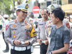 20240304_Kombes-Pol-Rifky-saat-mengedukasi-seorang-pemotor-di-Balikpapan.jpg