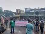 20240429-Puluhan-driver-online-gabungan-Grab-dan-Gojek.jpg