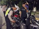 20240513_polisi-memeriksa-kendaraan-roda-dua-yang-terjaring.jpg