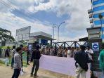 20240522_AMPL-KT-menggelar-demo-di-depan-kantor-Dispora-Kaltim.jpg