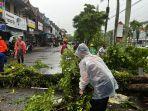 20240527_Petugas-gabungan-dari-Satuan-Samapta-BPBD-relawan.jpg