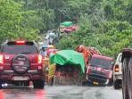 20240527_truk-trailer-gagal-menanjak-dan-menutupi-badan-jalan.jpg
