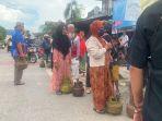 20240605-Warga-mengantre-di-Jalan-KS-Tubun-untuk-dapat-LPG.jpg