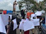 20240724_orangtua-siswa-di-Samarinda-saat-menggelar-demo.jpg