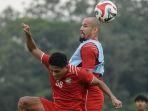 20240822Pemain-Borneo-FC-Fajar-Fathurrahman-berebut-bola-dengan-Gabriel-Furtado.jpg