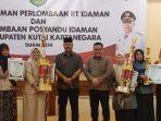 20240924_Bupati-Kukar-Edi-Damansyah-foto-bersama-para-pemenang-lomba-RT-dan-Posyandu-Idaman-2024.jpg