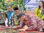 Bupati Kubar FX Yapan Disambut Warga Intu Lingau, Resmikan Jalan dan Jembatan
