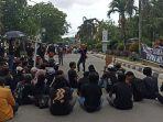 20241118_Aksi-Koalisi-Masyarakat-Sipil-Kaltim-di-depan-kantor-gubernur.jpg