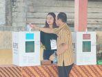 Sahadi dan Istri Salurkan Hak Suaranya di TPS 011 Kelurahan Barong Tongkok Kubar