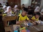 20250110_Siswa-SDN-Bandengan-3-Kendal-makan-bergizi-gratis.jpg