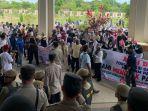 20250203_demo-ratusan-honorer-di-depan-DPRD-PPU.jpg