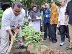 20250214_Pj-Gubernur-Kalimantan-Timur-Akmal-Malik-saat-menanam-pohon.jpg