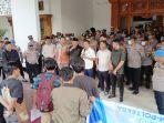 20250228-Ketua-DPRD-kota-Balikpapan-Alwi-Al-Qodri-menemui-pendemo.jpg