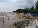20250409_pengunjung-Pantai-Manggar-Balikpapan.jpg