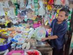 20250805-Seorang-pedagang-sembako-di-Pasar-Sepinggan-Balikpapan-Ardin.jpg