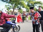 20250807_Abdul_Waris_Muin-Wakil_Bupati_PPU_Bagi_Bendera.jpg