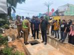 20250908_Ketua-DPRD-Bontang-Andi-Faizal-Sofyan-Hasdam-melihat-hasil-kerja-proyek-drainase.jpg