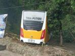 Sebuah Bus di Balikpapan Jalan Sendiri hingga Terperosok ke Jurang di KM 9